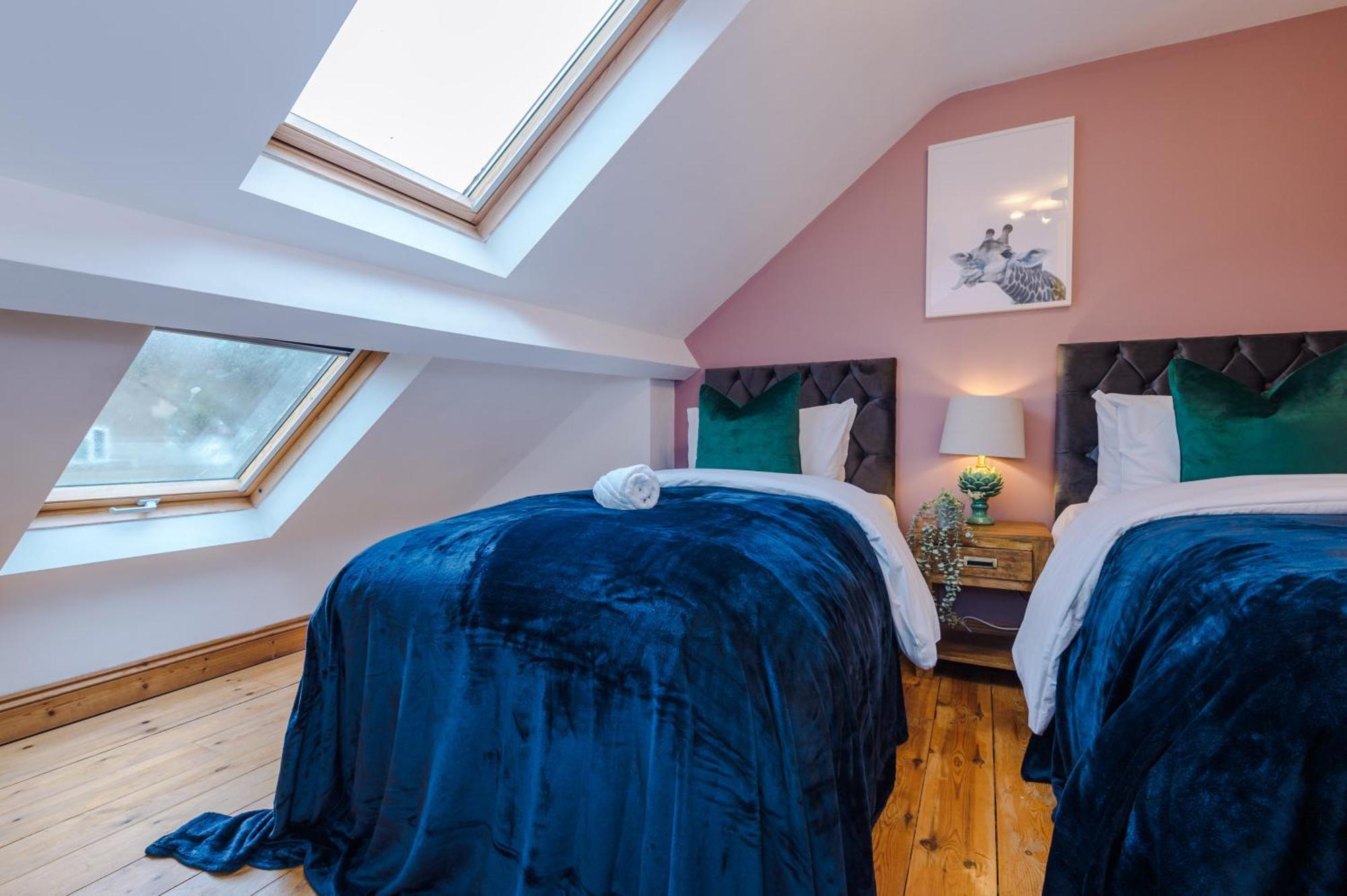 Incredible - Five Bedroom - 7 Actual Beds - 6 Bathroom House By Purestay - Central Bath With Parking Dış mekan fotoğraf