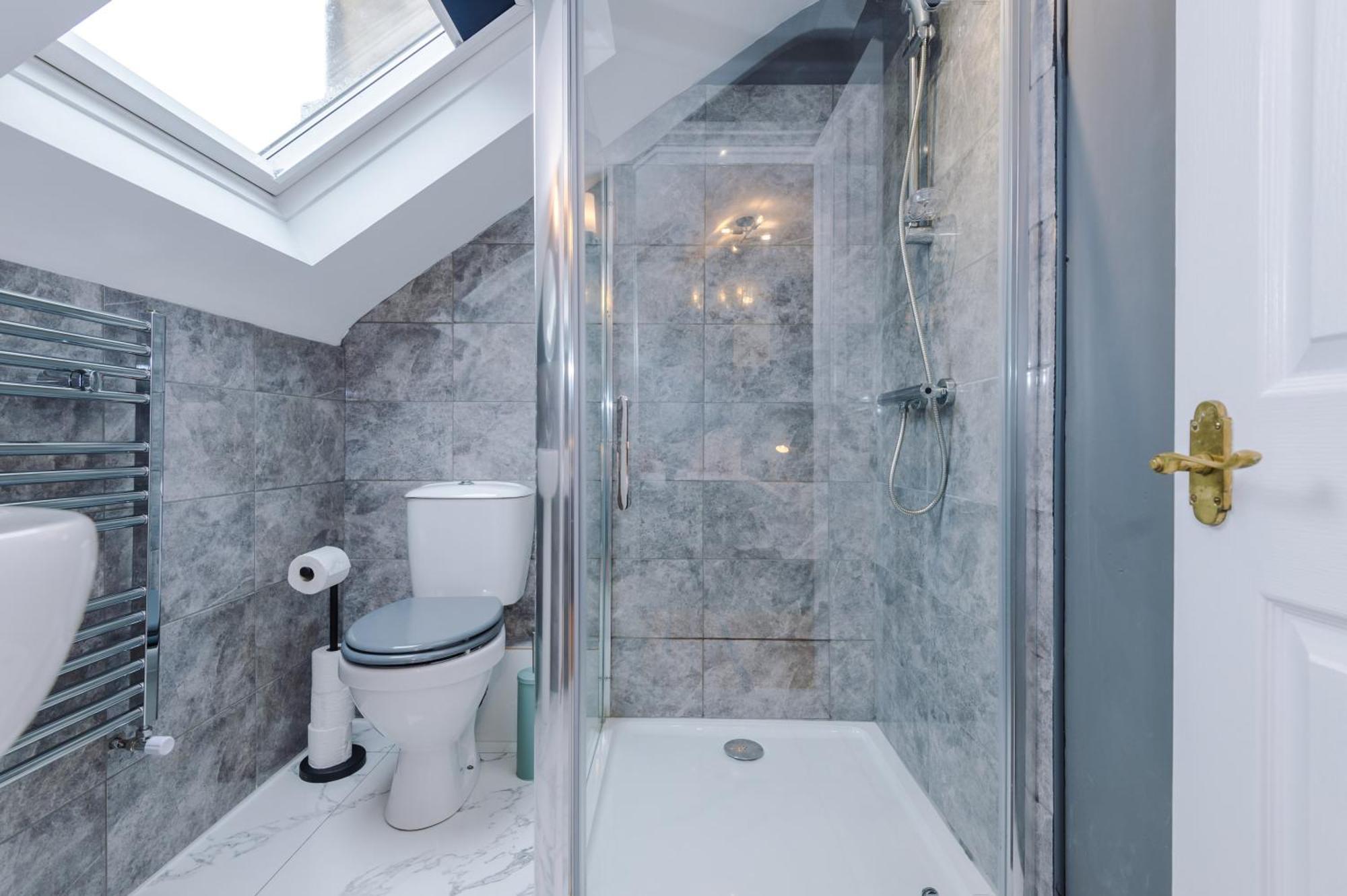 Incredible - Five Bedroom - 7 Actual Beds - 6 Bathroom House By Purestay - Central Bath With Parking Dış mekan fotoğraf