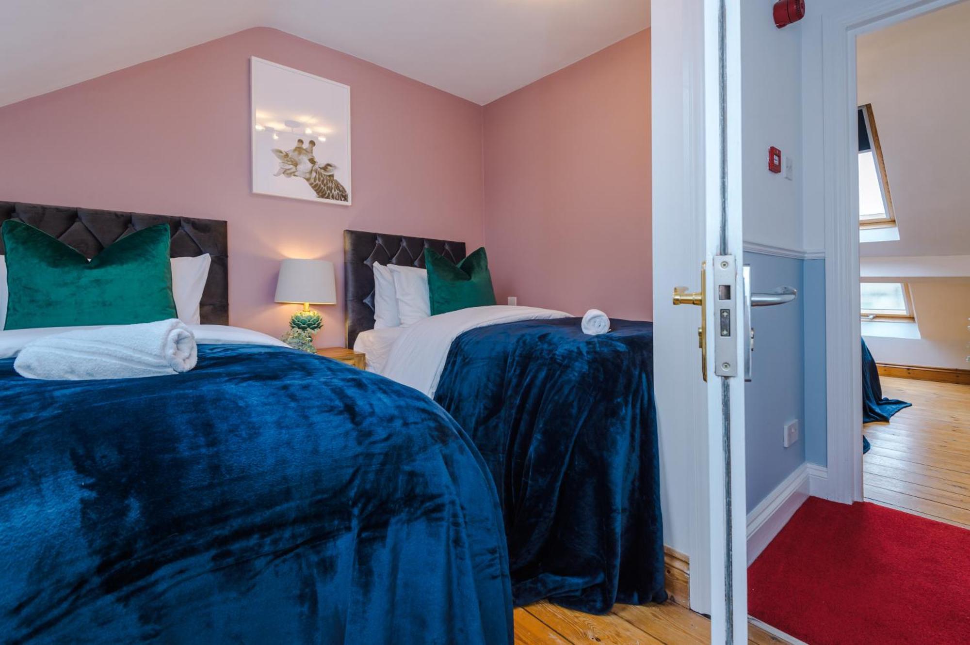 Incredible - Five Bedroom - 7 Actual Beds - 6 Bathroom House By Purestay - Central Bath With Parking Dış mekan fotoğraf