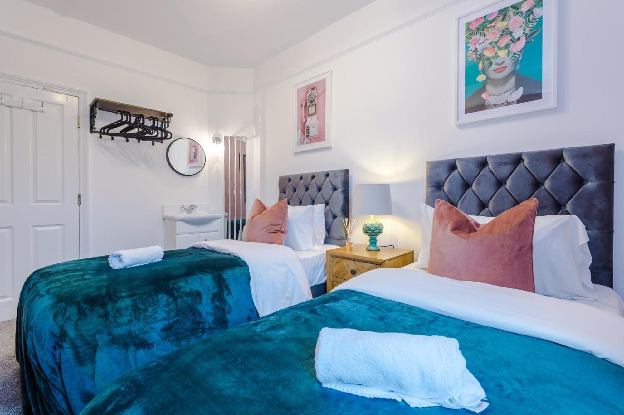 Incredible - Five Bedroom - 7 Actual Beds - 6 Bathroom House By Purestay - Central Bath With Parking Dış mekan fotoğraf