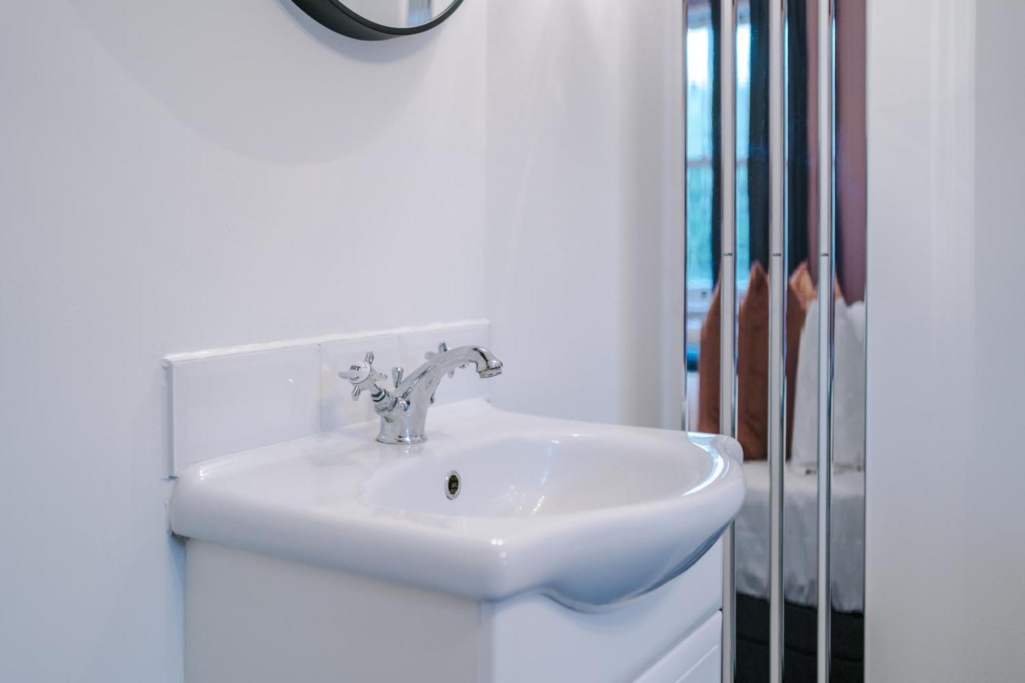 Incredible - Five Bedroom - 7 Actual Beds - 6 Bathroom House By Purestay - Central Bath With Parking Dış mekan fotoğraf