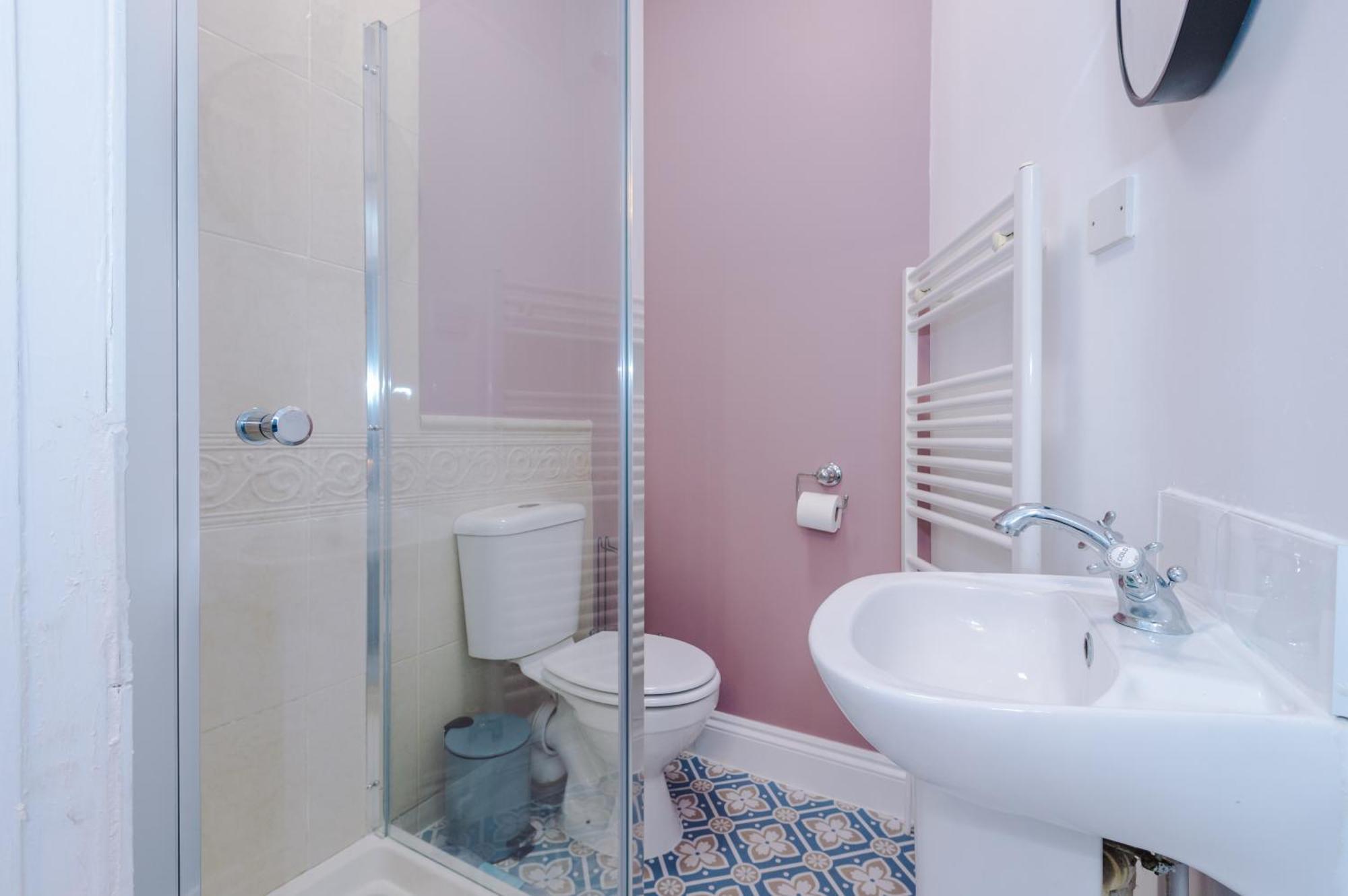 Incredible - Five Bedroom - 7 Actual Beds - 6 Bathroom House By Purestay - Central Bath With Parking Dış mekan fotoğraf